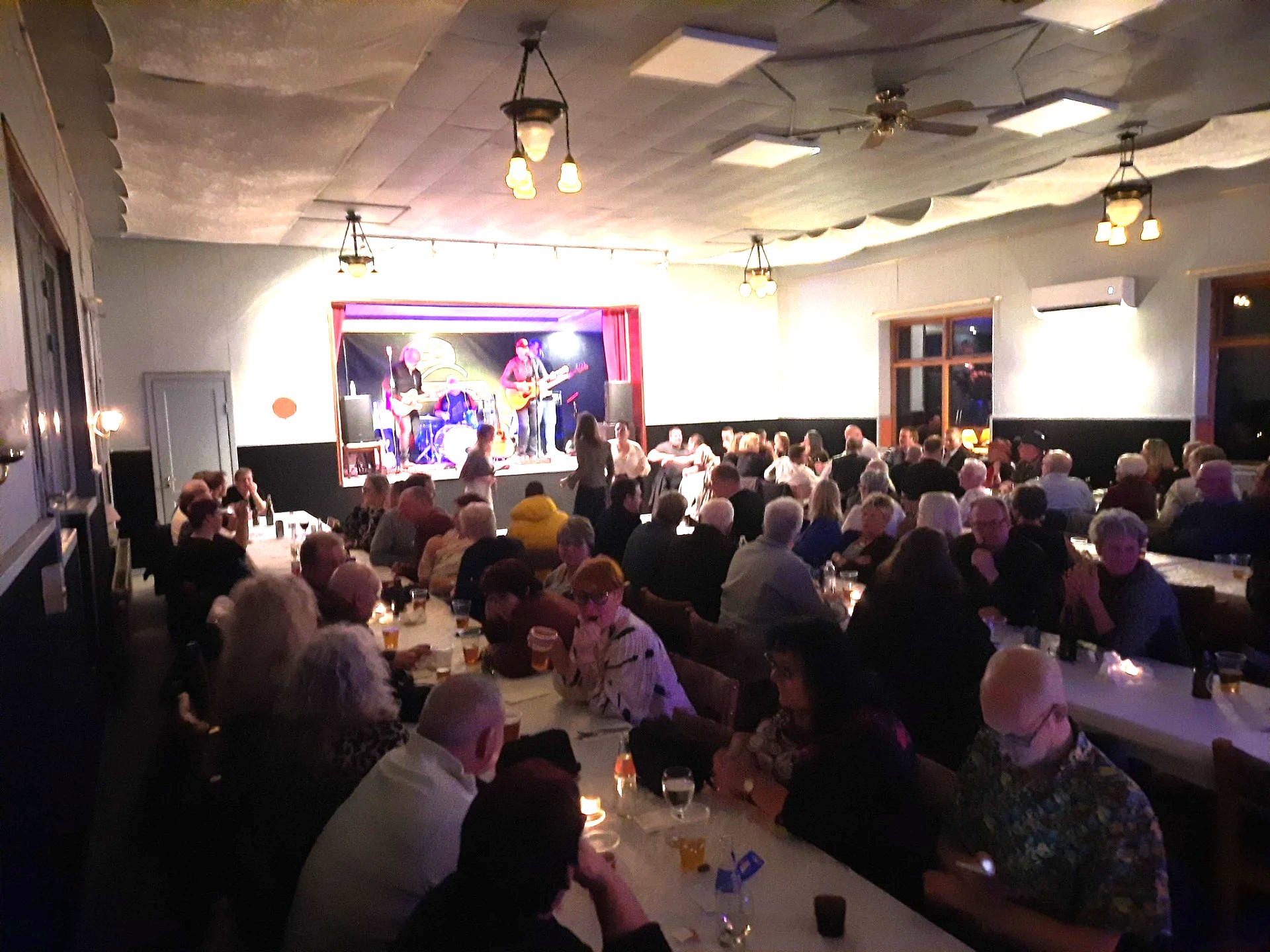 Glade toner fylder salen på Lysabild Kro & Forsamlingshus.